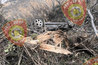 Istra: Sletio s puta, polomio drvo, završio na krovu i ostao nepovrijeđen Istra: Sletio s puta, polomio drvo, završio na krovu i ostao nepovrijeđen