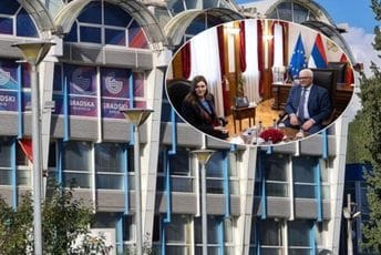 Ponižavanje novinarstva zbog podaništva Andriji Mandiću Ponižavanje novinarstva zbog podaništva Andriji Mandiću