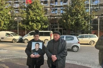 Nakon puštanja optuženih za ubistvo: Roditelji Saše Klikovca počeli štrajk glađu Nakon puštanja optuženih za ubistvo: Roditelji Saše Klikovca počeli štrajk glađu