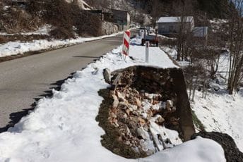 Mještani Ćeklića razgovarali sa predstavnicima Uprave za saobraćaj: Sanacija puta kroz selo da ne čeka završetak glavne magistrale Mještani Ćeklića razgovarali sa predstavnicima Uprave za saobraćaj: Sanacija puta kroz selo da ne čeka završetak glavne magistrale