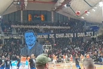 Oproštaj podgoričke publike od Dejana Milojevića: "Morača" je večeras krcata (VIDEO) Oproštaj podgoričke publike od Dejana Milojevića: "Morača" je večeras krcata (VIDEO)