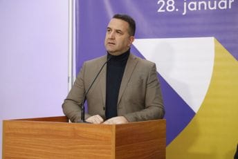 Eraković: Vlasti u Tuzima u koaliciji s ljudima koji idu na noge Vučiću Eraković: Vlasti u Tuzima u koaliciji s ljudima koji idu na noge Vučiću