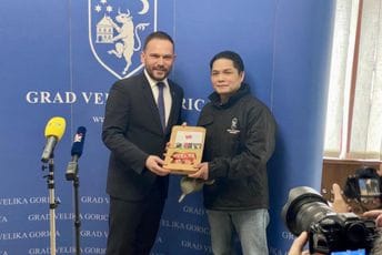 Hrvatska: Gradonačlenik nagradio Filipinca koji je spasio djecu iz autobusa u plamenu Hrvatska: Gradonačlenik nagradio Filipinca koji je spasio djecu iz autobusa u plamenu