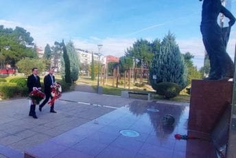 Knežević sa ruskim ambasadorom položio vijenac na spomenik Visockom Knežević sa ruskim ambasadorom položio vijenac na spomenik Visockom