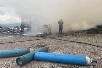 Gorio autobus kod Kuća Rakića: Vatrogasci uklonili boce za varenje, izbjegnute eksplozije Gorio autobus kod Kuća Rakića: Vatrogasci uklonili boce za varenje, izbjegnute eksplozije