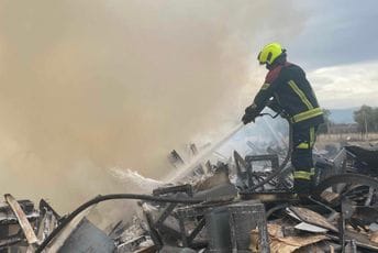 Požar u Baru: Gore dva automobila