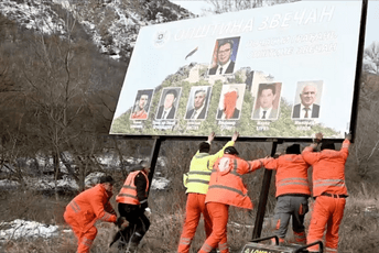 (VIDEO) U Zvečanima uklonjen bilbord sa slikama Putina, Vučića i Đokovića (VIDEO) U Zvečanima uklonjen bilbord sa slikama Putina, Vučića i Đokovića