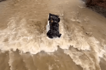 (VIDEO) Žena spašena nakon što je 14 sati čekala na vrhu potopljenog automobila (VIDEO) Žena spašena nakon što je 14 sati čekala na vrhu potopljenog automobila