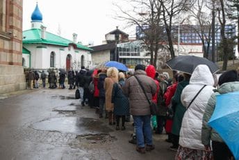 (VIDEO) Beograd: Stotine vjernika čekalo da dotakne ikonu iz Rusije (VIDEO) Beograd: Stotine vjernika čekalo da dotakne ikonu iz Rusije