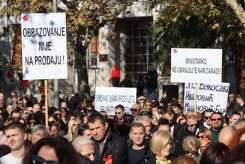 Štrajkački odbor Sindikata odluku: Nastavnici idu na posao četiri sata, ali ne drže časove