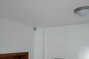 Nesvakidašnji slučaj torture u Tirani: Zaključavao i nadzirao ukućane, blokirao im signal, gasio struju… Nesvakidašnji slučaj torture u Tirani: Zaključavao i nadzirao ukućane, blokirao im signal, gasio struju…