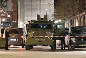 Gotova kriza u Ulmu: Napadač pokušao da pobjegne sa taocem, ali nije daleko stigao Gotova kriza u Ulmu: Napadač pokušao da pobjegne sa taocem, ali nije daleko stigao