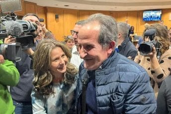 Muškarac oslobođen nakon 32 godine zatvora zbog zločina koji nije počinio Muškarac oslobođen nakon 32 godine zatvora zbog zločina koji nije počinio