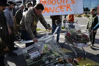 "Borimo se za opstanak": Francuski farmeri nastavljaju blokade "Borimo se za opstanak": Francuski farmeri nastavljaju blokade