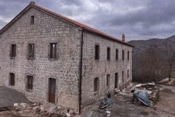 Uprava za zaštitu kulturnih dobara obišla Manastir Vranjinu: Nestručne intervencije i nepoštovanje zakona Uprava za zaštitu kulturnih dobara obišla Manastir Vranjinu: Nestručne intervencije i nepoštovanje zakona
