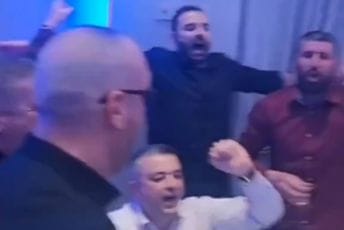 "Leleču Turci, kukaju bule": Sekretar podgoričkog parlamenta u transu (VIDEO) "Leleču Turci, kukaju bule": Sekretar podgoričkog parlamenta u transu (VIDEO)