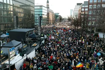 Njemačka i ovog vikenda masovno protiv ultradesničara: Samo u Hamburgu bilo više od 100.000 ljudi Njemačka i ovog vikenda masovno protiv ultradesničara: Samo u Hamburgu bilo više od 100.000 ljudi