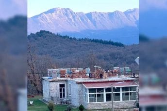 Mitropolija prijavila adaptaciju objekta, u katastru školu već zavela kao svojinu Mitropolija prijavila adaptaciju objekta, u katastru školu već zavela kao svojinu