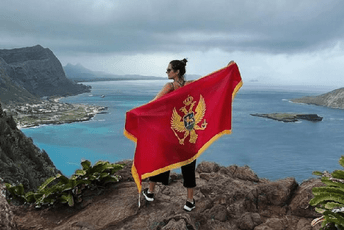 "Glas nositi okeanu da je vječna Crna Gora": Demirović na Havajima ogrnuta crnogorskom zastavom "Glas nositi okeanu da je vječna Crna Gora": Demirović na Havajima ogrnuta crnogorskom zastavom