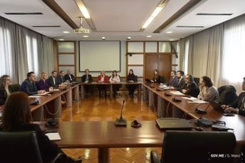 Vuković sa predstavnicima MMF-a: Kroz smanjenje neproduktivne potrošnje i širenje poreske baze planirano je generisanje prihoda Vuković sa predstavnicima MMF-a: Kroz smanjenje neproduktivne potrošnje i širenje poreske baze planirano je generisanje prihoda