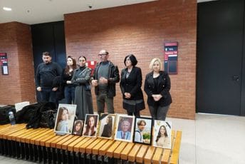 "Kecmanovići lažu i glume kad plaču, kako dva dana nijesu mogli vidjeti oružje i molotovljeve koktele" "Kecmanovići lažu i glume kad plaču, kako dva dana nijesu mogli vidjeti oružje i molotovljeve koktele"