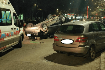 Nezgoda u Podgorici: Automobil završio na krovu, vozač prebačen u Urgentni centar Nezgoda u Podgorici: Automobil završio na krovu, vozač prebačen u Urgentni centar