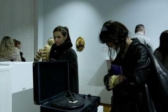 Muzej prekinutih veza stigao u Podgoricu: Donirani predmeti i iz Crne Gore Muzej prekinutih veza stigao u Podgoricu: Donirani predmeti i iz Crne Gore