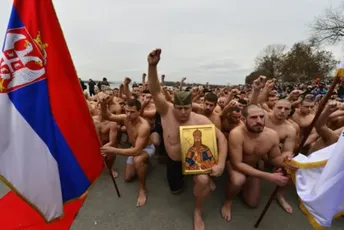 Plivanje za Bogojavljenski krst, drevna tradicija stara 19 godina Plivanje za Bogojavljenski krst, drevna tradicija stara 19 godina