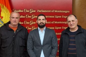 Leković sa predstavnicima lučkih radnika: Racionalna inicijativa za povećanje beneficija radnog staža Leković sa predstavnicima lučkih radnika: Racionalna inicijativa za povećanje beneficija radnog staža