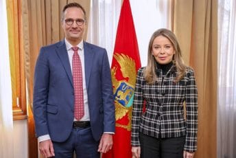 Guvernerka sa upravom CKB banke; Radović: Banke koje budu djelovale proaktivno izgradiće dugoročnu konkurentsku prednost na tržištu Guvernerka sa upravom CKB banke; Radović: Banke koje budu djelovale proaktivno izgradiće dugoročnu konkurentsku prednost na tržištu