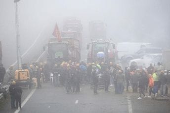 Poljoprivrednici blokirali pijacu u Parizu, uhapšeno 18 osoba Poljoprivrednici blokirali pijacu u Parizu, uhapšeno 18 osoba