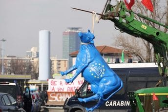 Poljoprivrednici počeli sa protestom i u Italiji: Traktorima blokirali ulaz u Breśu Poljoprivrednici počeli sa protestom i u Italiji: Traktorima blokirali ulaz u Breśu