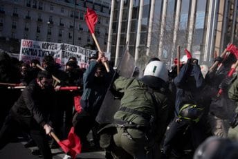 Zapaljeni kontejneri, suzavac, hapšenja: Sukob policije i studenata koji protestuju u Atini Zapaljeni kontejneri, suzavac, hapšenja: Sukob policije i studenata koji protestuju u Atini