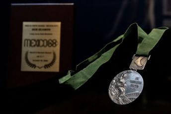 Bob Bimon prodao olimpijsku medalju za 441.000 dolara Bob Bimon prodao olimpijsku medalju za 441.000 dolara