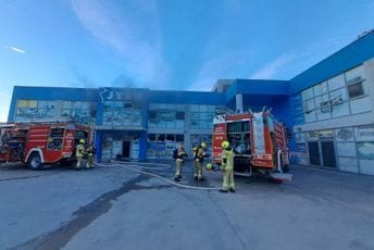 (FOTO) Požar u Radanovićima: Gorio prodajni salon, pričinjena velika materijalna šteta (FOTO) Požar u Radanovićima: Gorio prodajni salon, pričinjena velika materijalna šteta