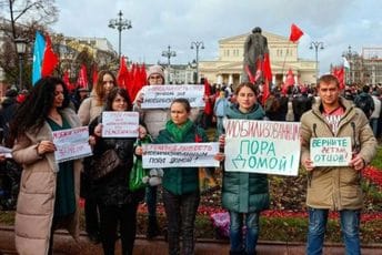 Rusija: Policija hapsila žene dok su ležale kod Kremlja Rusija: Policija hapsila žene dok su ležale kod Kremlja