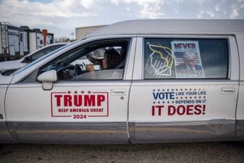 Trampovi fanovi: "Božja armija" protestovala na jugu Teksasa protiv "invazije migranata" Trampovi fanovi: "Božja armija" protestovala na jugu Teksasa protiv "invazije migranata"