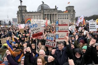 U Berlinu danas 150.000 ljudi demonstriralo protiv ultradesničara iz AfD-a U Berlinu danas 150.000 ljudi demonstriralo protiv ultradesničara iz AfD-a