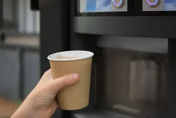 Japan: Direktor srednje škole dobio otkaz jer je točio više kafe nego što je platio za nju Japan: Direktor srednje škole dobio otkaz jer je točio više kafe nego što je platio za nju