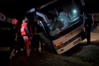 (VIDEO) Pijan ukrao autobus pa sletio u jarak, nije htio da napusti vozilo