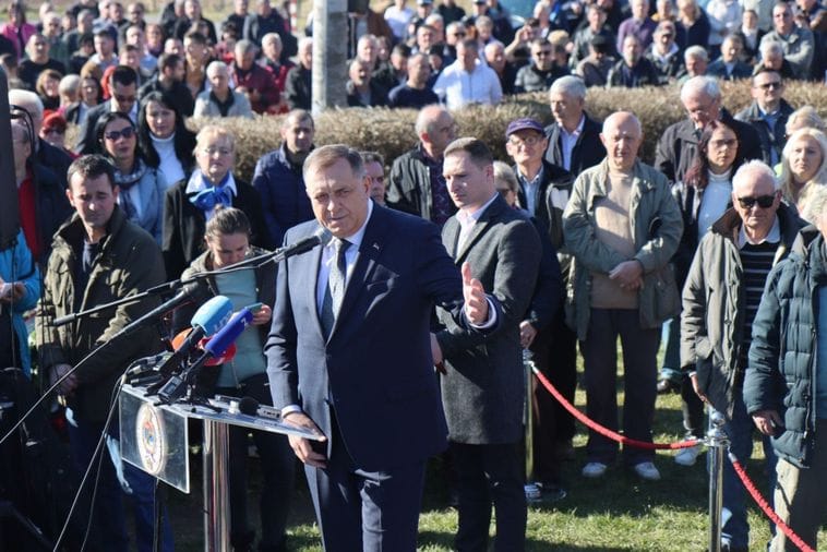 Dodiku konačno pročitana optužnica: Odgovorio da ništa od toga ne razumije Dodiku konačno pročitana optužnica: Odgovorio da ništa od toga ne razumije