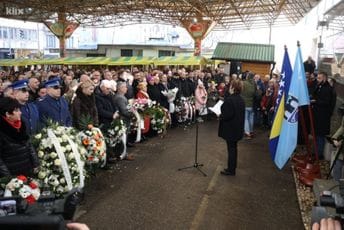 Na Markalama obilježena godišnjica masakra i Dan sjećanja na ubijene u opsadi Sarajeva Na Markalama obilježena godišnjica masakra i Dan sjećanja na ubijene u opsadi Sarajeva