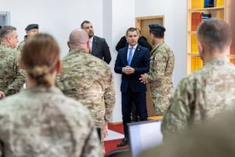 Bečić u kasarni Milovan Šaranović: Zemlji potrebni patriote i heroji, a ne oni obučeni u SKAJ oklope Bečić u kasarni Milovan Šaranović: Zemlji potrebni patriote i heroji, a ne oni obučeni u SKAJ oklope