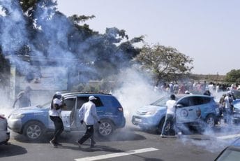 Prvi put u istoriji: Odloženi izbori u Senegalu, sukob demonstranata i policije, nema interneta Prvi put u istoriji: Odloženi izbori u Senegalu, sukob demonstranata i policije, nema interneta