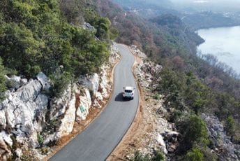 Nastavlja se sanacija i asfaltiranje seoskih puteva na području Cetinja Nastavlja se sanacija i asfaltiranje seoskih puteva na području Cetinja