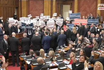 Haos u Skupštini Srbije: Poslanici upali sa transparentima, zviždali, pa polagali zakletvu u - holu zgrade Haos u Skupštini Srbije: Poslanici upali sa transparentima, zviždali, pa polagali zakletvu u - holu zgrade