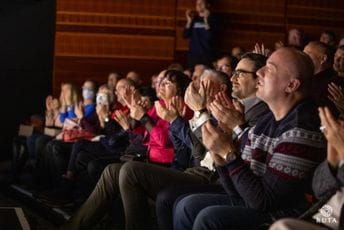 (VIDEO) Višeminutne ovacije slovenačke publike za "Mislim da treba da razgovaramo"; Marunović: Emotivni rolerkoster u Mestnom gledališču (VIDEO) Višeminutne ovacije slovenačke publike za "Mislim da treba da razgovaramo"; Marunović: Emotivni rolerkoster u Mestnom gledališču
