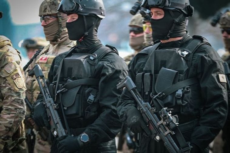 Pripadnik specijalnih snaga VCG pomogao povrijeđenom u udesu na putu Nikšić-Danilovgrad Pripadnik specijalnih snaga VCG pomogao povrijeđenom u udesu na putu Nikšić-Danilovgrad