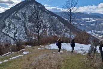 Priča o sestri i bratu sa sjevera: Ka školi kreću u šest, pješače kilometrima po mraku i ledu, a pomažu i roditeljima Priča o sestri i bratu sa sjevera: Ka školi kreću u šest, pješače kilometrima po mraku i ledu, a pomažu i roditeljima