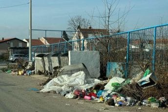 (FOTO) Različiti kvartovi, isti ružni prizori: Smeće na ulicama Pogorice sramota gradskih službi (FOTO) Različiti kvartovi, isti ružni prizori: Smeće na ulicama Pogorice sramota gradskih službi